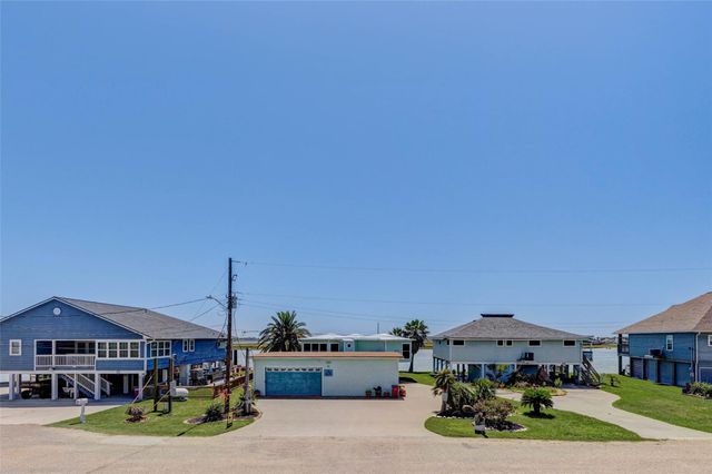 90 Dolphin Lane, Freeport, TX 77541