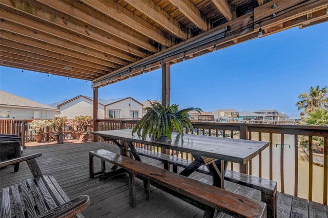 90 Dolphin Lane, Freeport, TX 77541