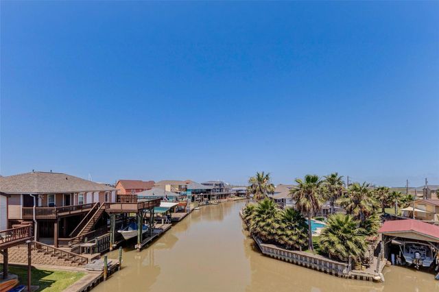 90 Dolphin Lane, Freeport, TX 77541