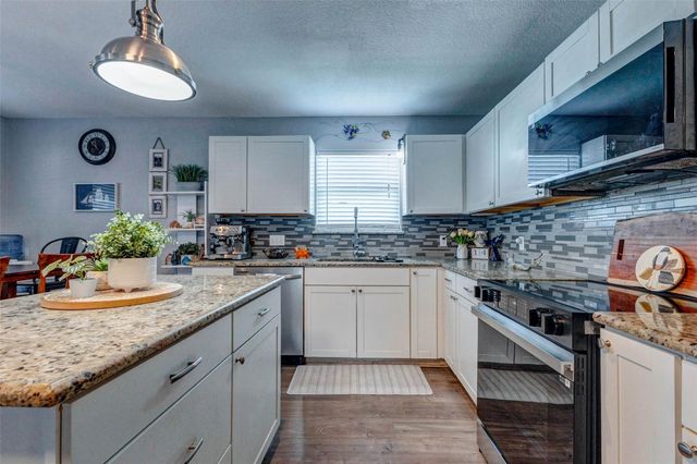 90 Dolphin Lane, Freeport, TX 77541