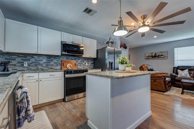 90 Dolphin Lane, Freeport, TX 77541