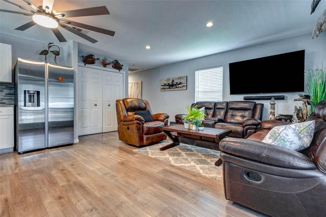 90 Dolphin Lane, Freeport, TX 77541