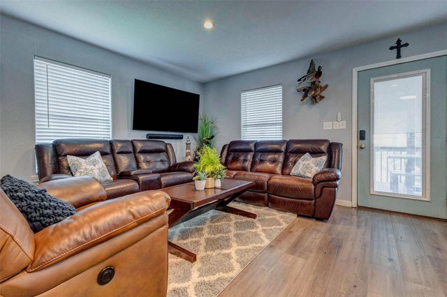 90 Dolphin Lane, Freeport, TX 77541