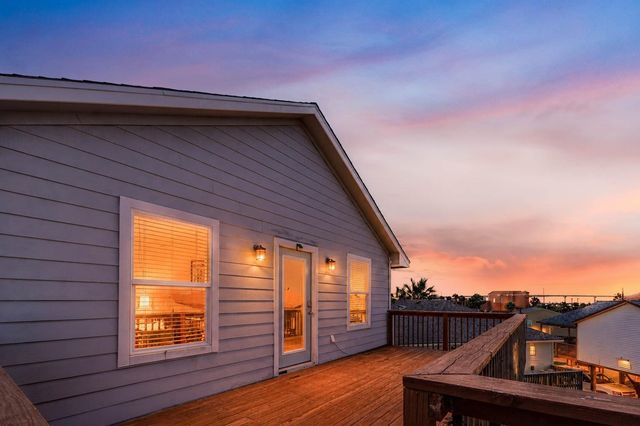 90 Dolphin Lane, Freeport, TX 77541