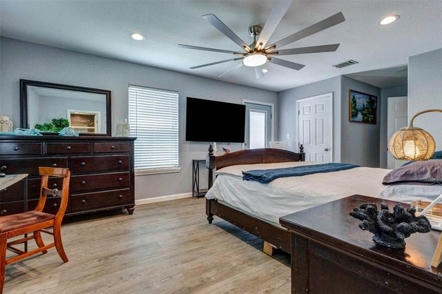 90 Dolphin Lane, Freeport, TX 77541