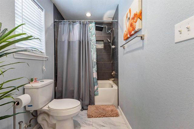 90 Dolphin Lane, Freeport, TX 77541