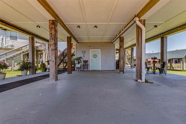 90 Dolphin Lane, Freeport, TX 77541