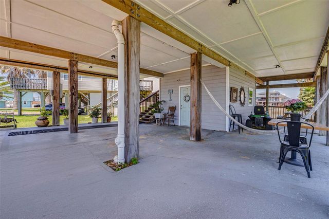 90 Dolphin Lane, Freeport, TX 77541