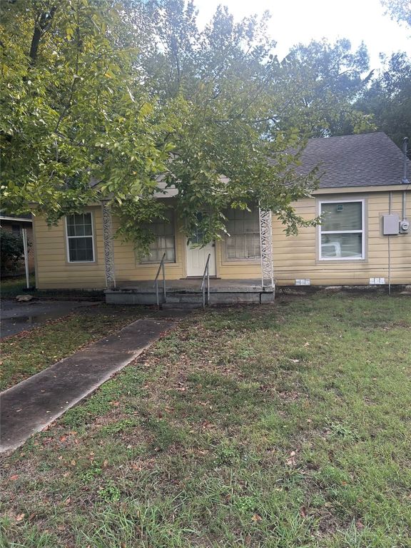 1016 N Howeth Street, Gainesville, TX 76240
