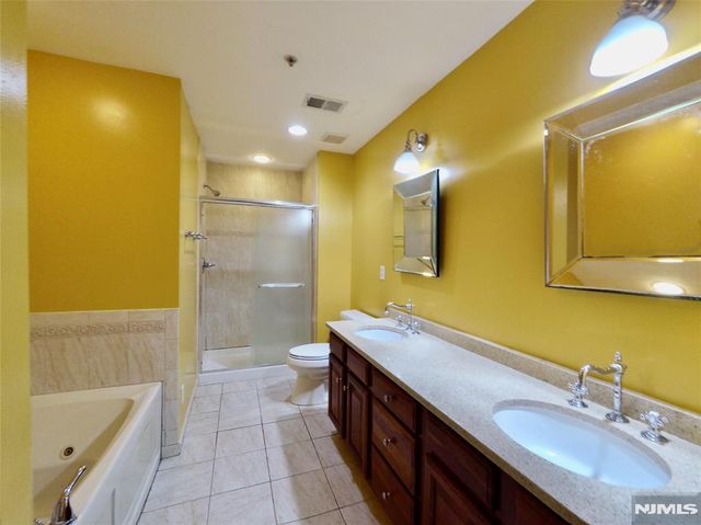 25 Mallard Place, Secaucus, NJ 07094