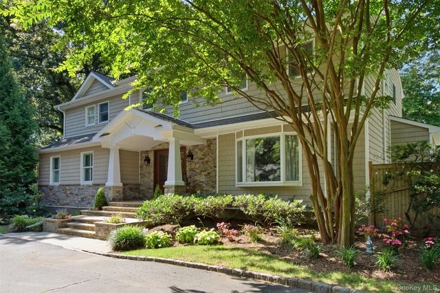 8 Clayton Drive, Dix Hills, NY 11746