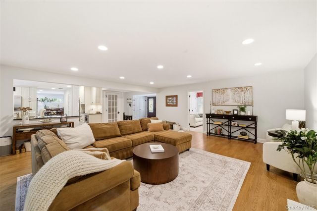 8 Clayton Drive, Dix Hills, NY 11746