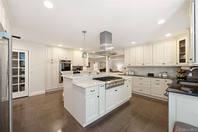 8 Clayton Drive, Dix Hills, NY 11746