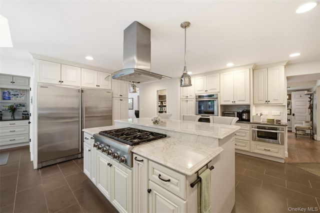 8 Clayton Drive, Dix Hills, NY 11746