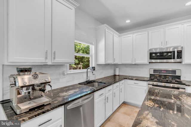 4 SCOTT DR, Monroe Twp, NJ 08831