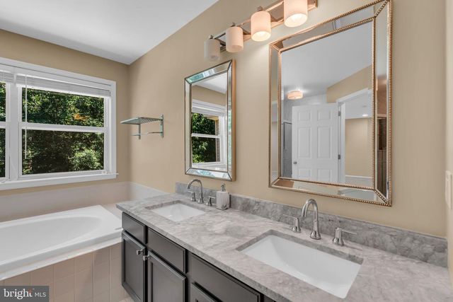 4 SCOTT DR, Monroe Twp, NJ 08831