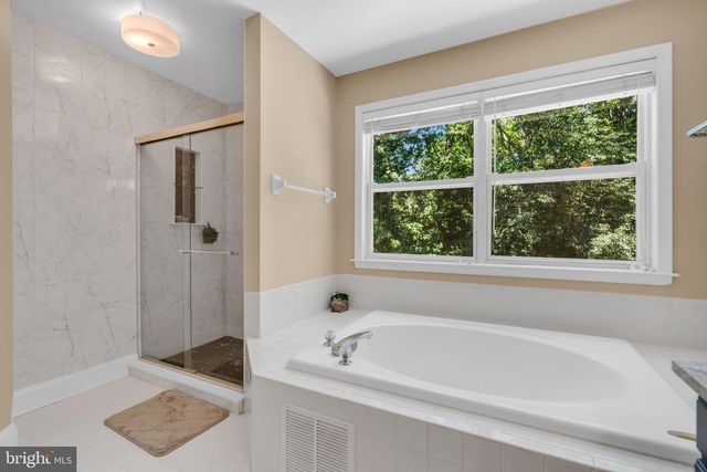 4 SCOTT DR, Monroe Twp, NJ 08831