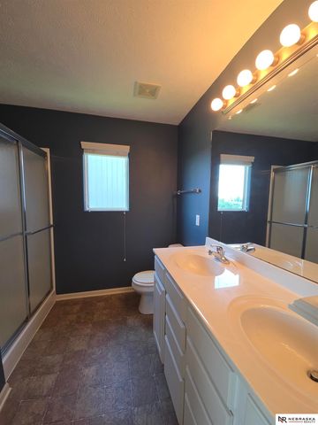 6435 N 149 Street, Omaha, NE 68116