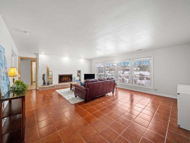 16 Yorkshire Drive, Lincolnshire, IL 60069