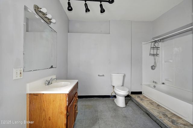 646 S 35th St, Louisville, KY 40211