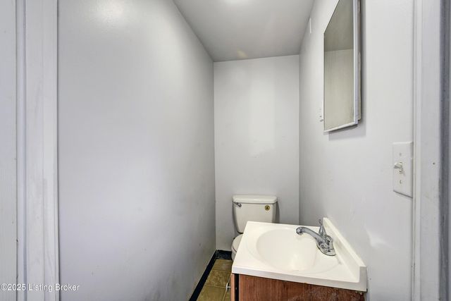 646 S 35th St, Louisville, KY 40211