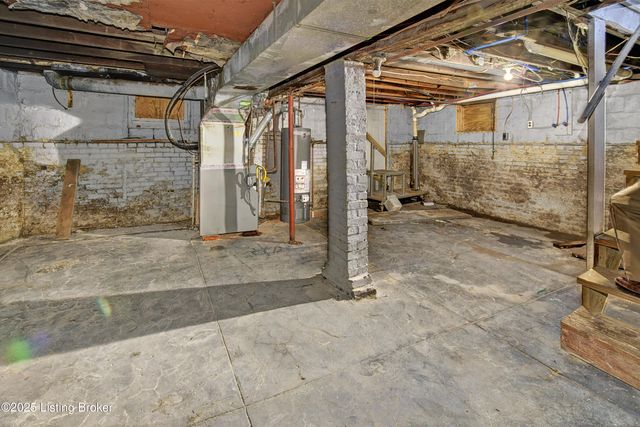 646 S 35th St, Louisville, KY 40211