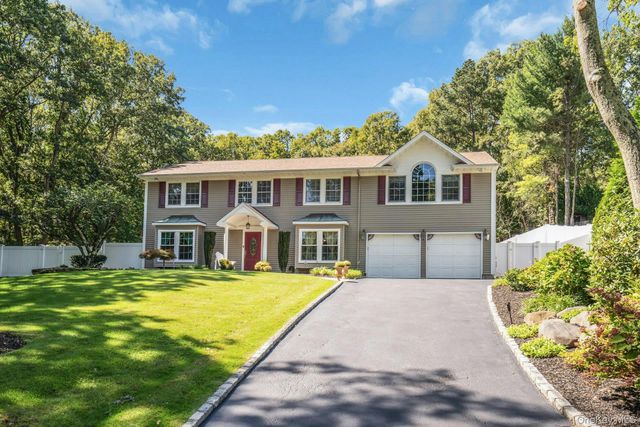43 Stonehurst Lane, Dix Hills, NY 11746