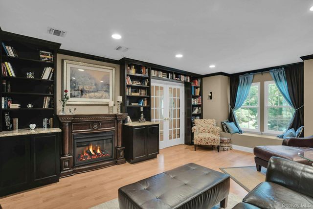 43 Stonehurst Lane, Dix Hills, NY 11746