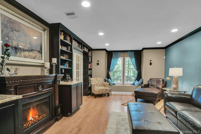 43 Stonehurst Lane, Dix Hills, NY 11746
