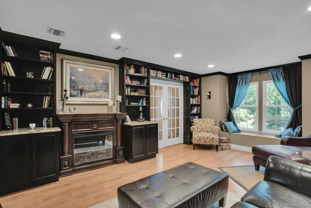 43 Stonehurst Lane, Dix Hills, NY 11746