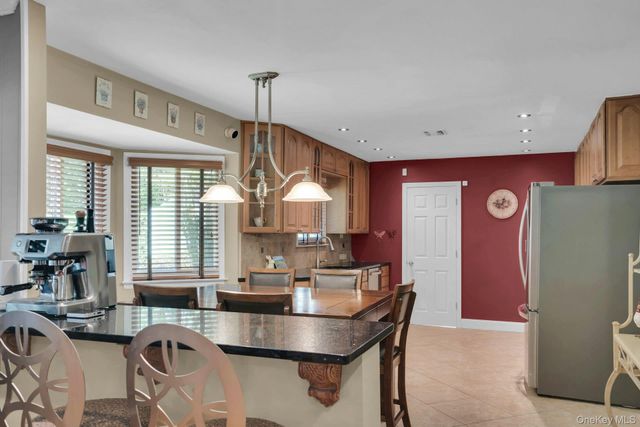 43 Stonehurst Lane, Dix Hills, NY 11746