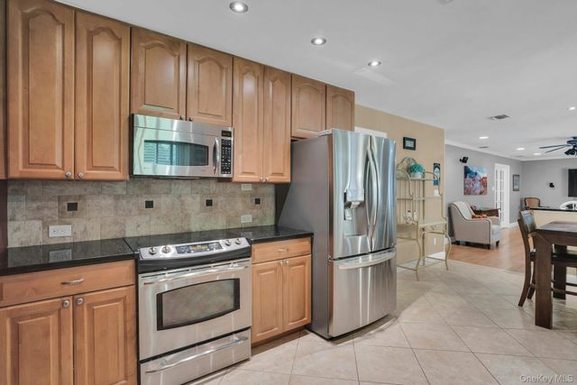 43 Stonehurst Lane, Dix Hills, NY 11746