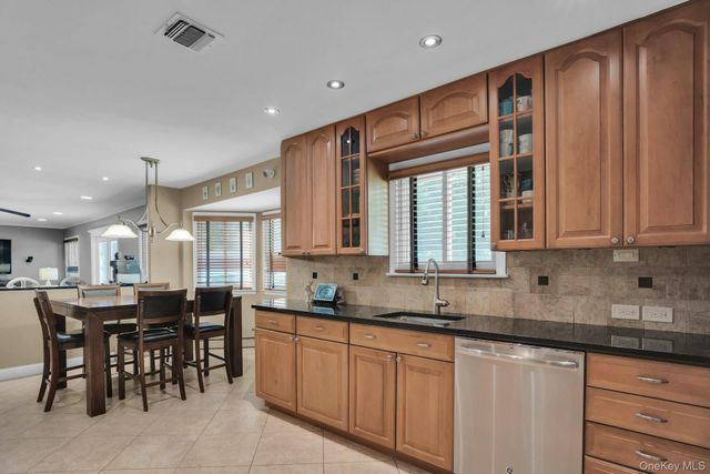 43 Stonehurst Lane, Dix Hills, NY 11746