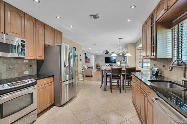 43 Stonehurst Lane, Dix Hills, NY 11746