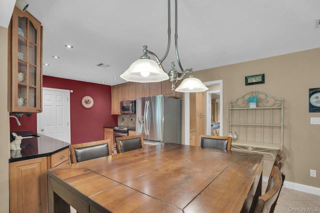 43 Stonehurst Lane, Dix Hills, NY 11746