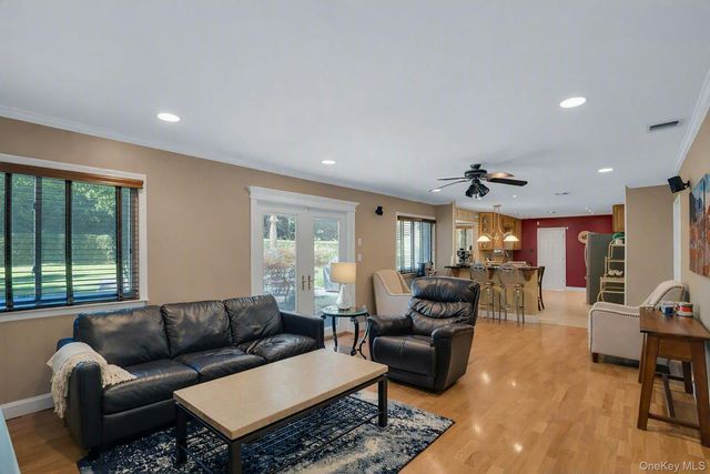 43 Stonehurst Lane, Dix Hills, NY 11746