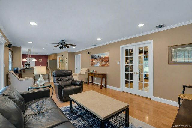43 Stonehurst Lane, Dix Hills, NY 11746