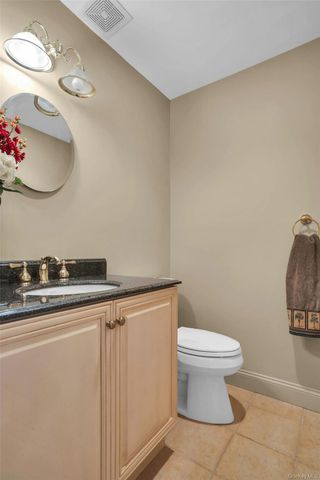 43 Stonehurst Lane, Dix Hills, NY 11746