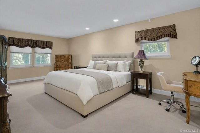 43 Stonehurst Lane, Dix Hills, NY 11746