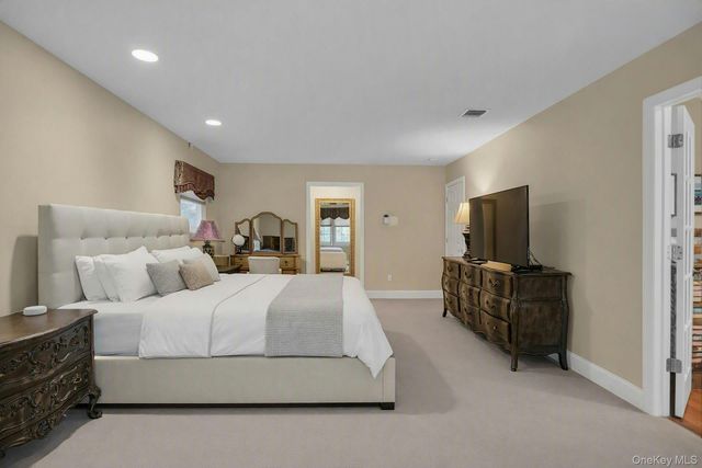 43 Stonehurst Lane, Dix Hills, NY 11746