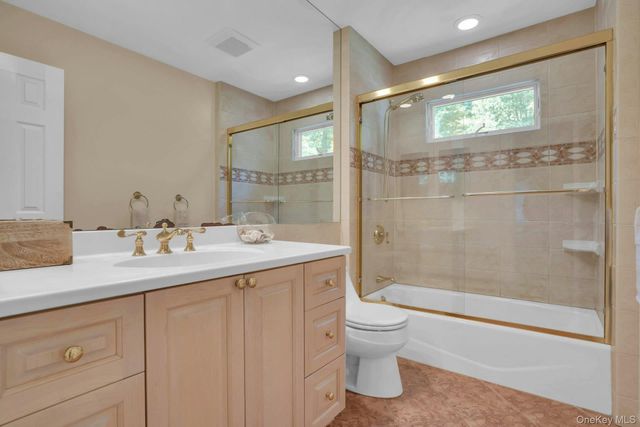43 Stonehurst Lane, Dix Hills, NY 11746