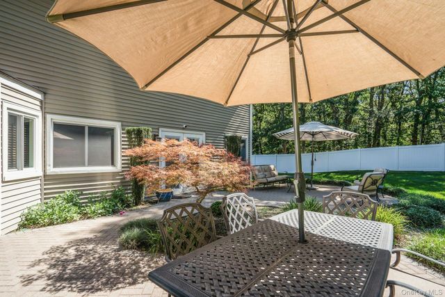 43 Stonehurst Lane, Dix Hills, NY 11746