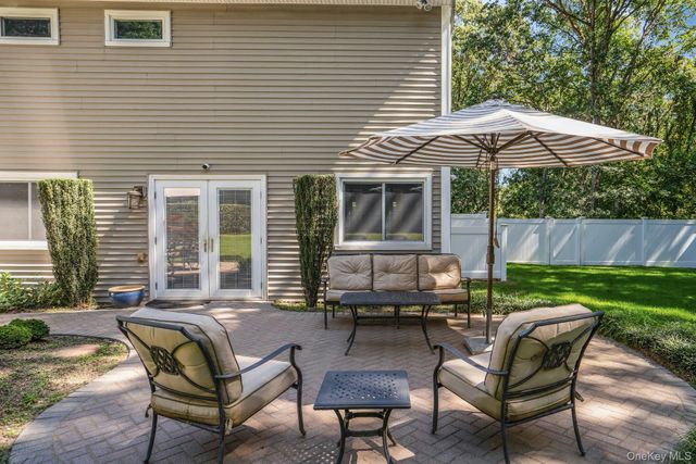 43 Stonehurst Lane, Dix Hills, NY 11746
