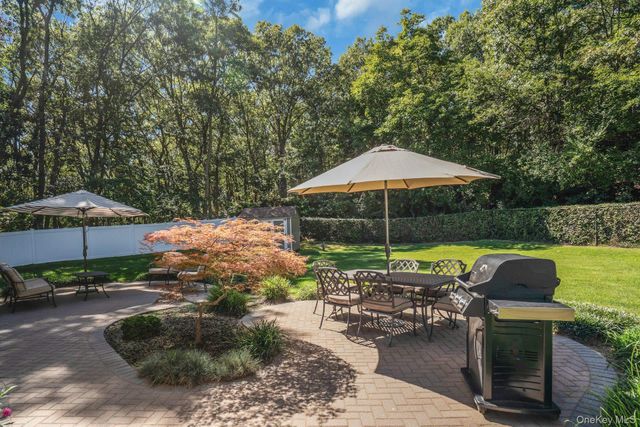 43 Stonehurst Lane, Dix Hills, NY 11746