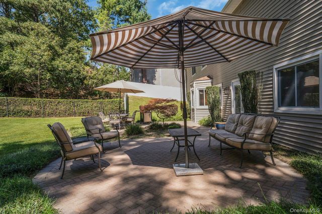 43 Stonehurst Lane, Dix Hills, NY 11746