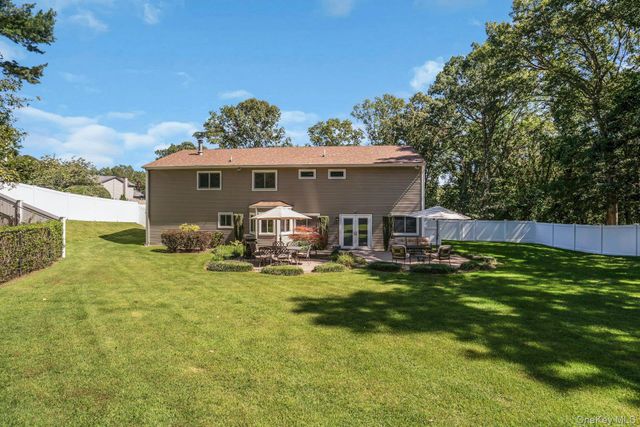 43 Stonehurst Lane, Dix Hills, NY 11746