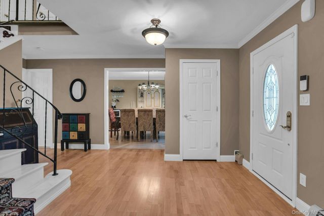 43 Stonehurst Lane, Dix Hills, NY 11746