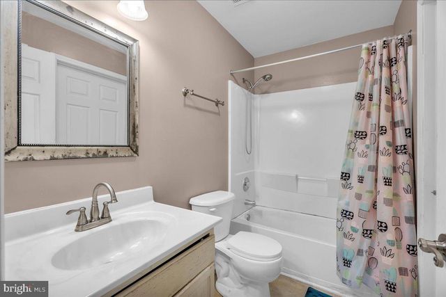 1 MEADOWOOD LN, Sicklerville, NJ 08081