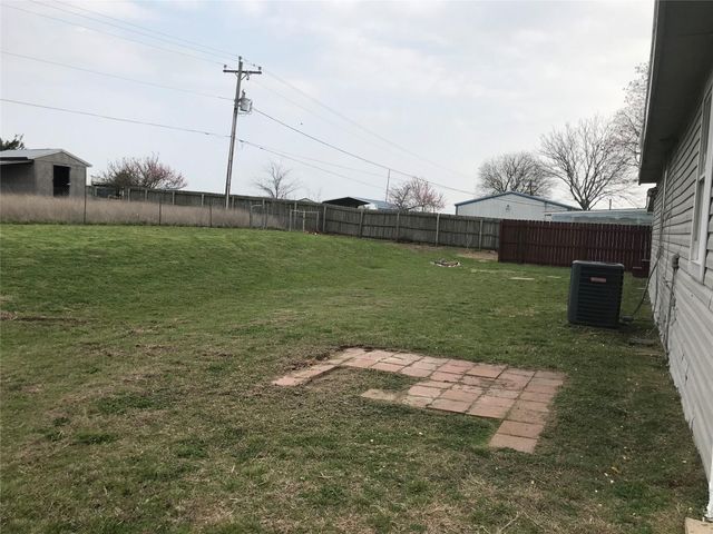303 Raymond Street, Farmersville, TX 75442