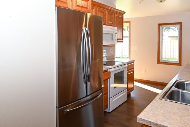 145 26th St SW, Minot, ND 58701